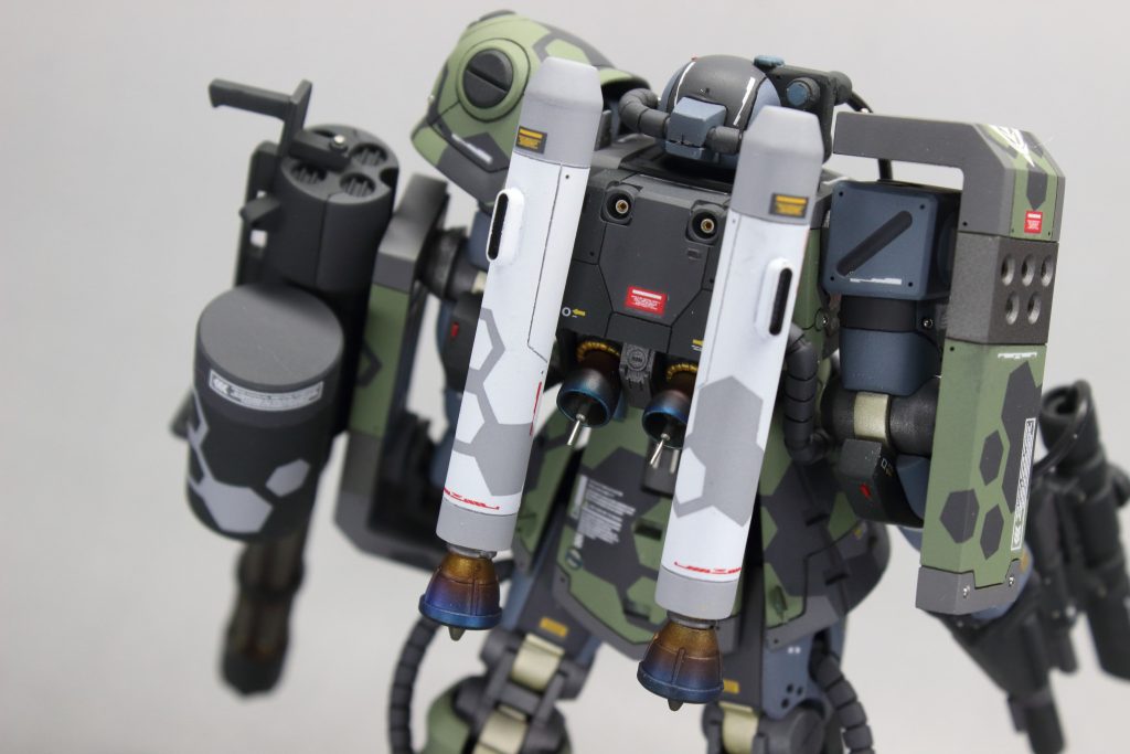 バックパックです。元の資料ではもう少し細いロケットみたいなものがバックパックの側面にくっついているんですが、今回はスペースシャトルとかロケットについている固体ロケットブースターというものをイメージしてスクラッチしました。バーニアはいつもの焼け塗装をクリアブルー、クリアパープル、クリアオレンジのグラデーション塗装で行っています。バーニア部分には逆向きにしたICソケットピン、バックパック上部には順付けでICソケットピンを刺してます。いろんなサイズに対応するために3種類くらいICソケットピン持ってるのはナイショにしておきます。