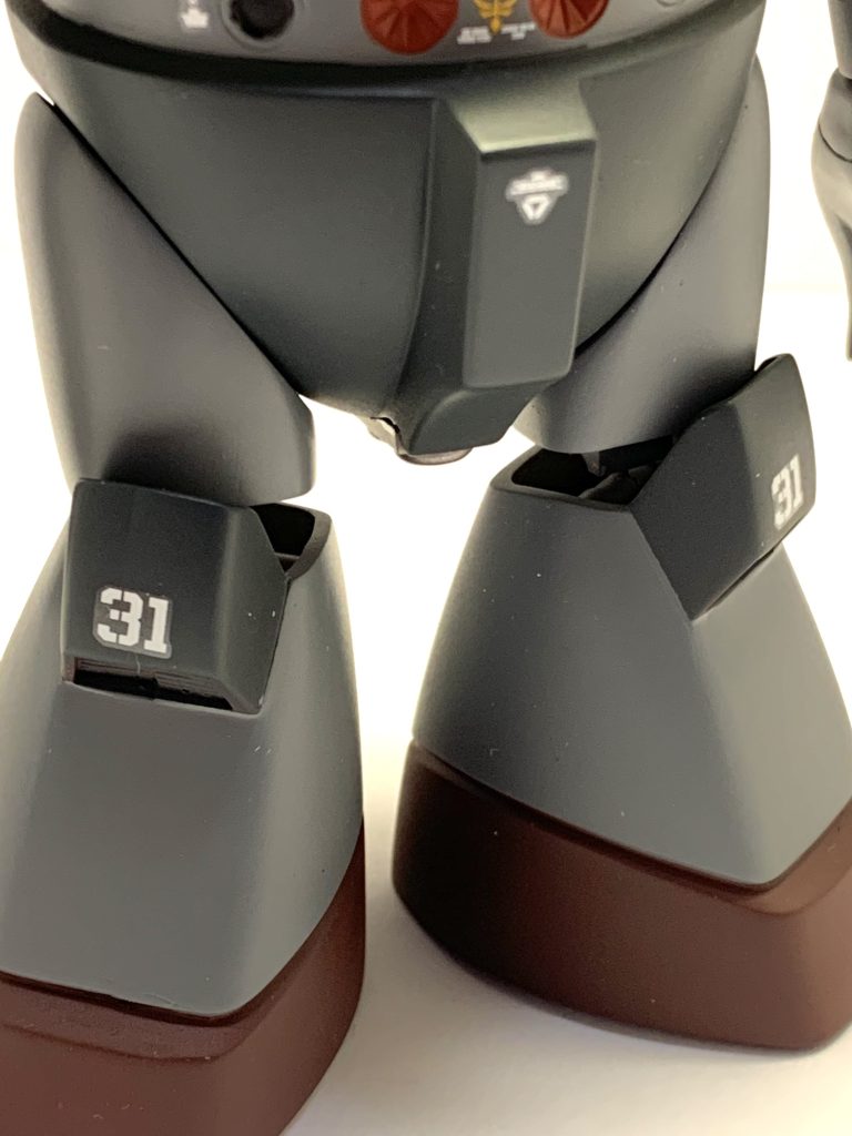 膝関節は真鍮線を通して、膝を外側に向けて固定。