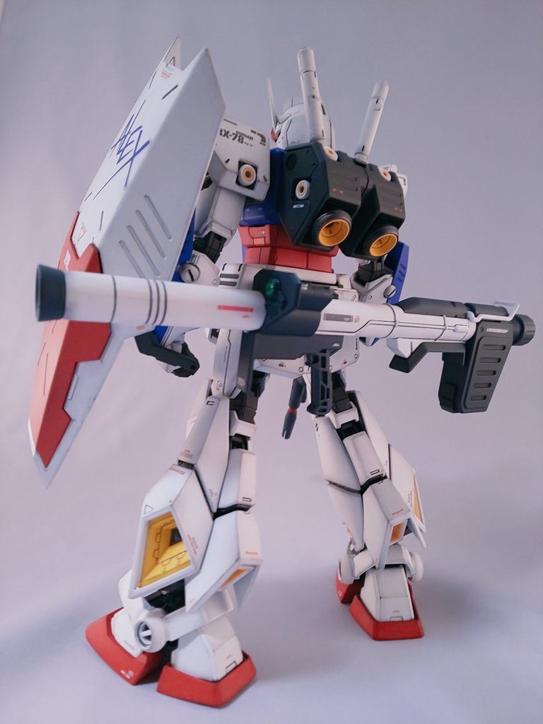 背面。なんて素敵なデザインのバズーカ。脚部左右のスラスターも初代に合わせてホワイトにしました。