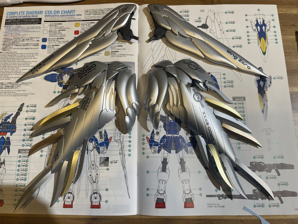 翼はシルバーリーフ、2色のゴールドアクセントです。