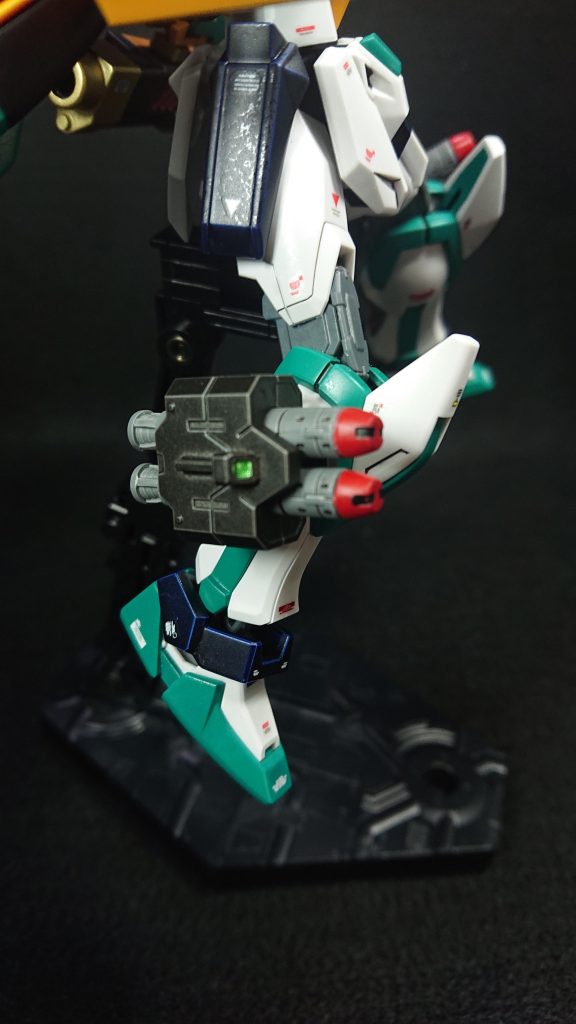 脚部にも3㎜の穴をあけて公式改造パーツ、ノンスケールMSキャノン01のフットミサイルを装備