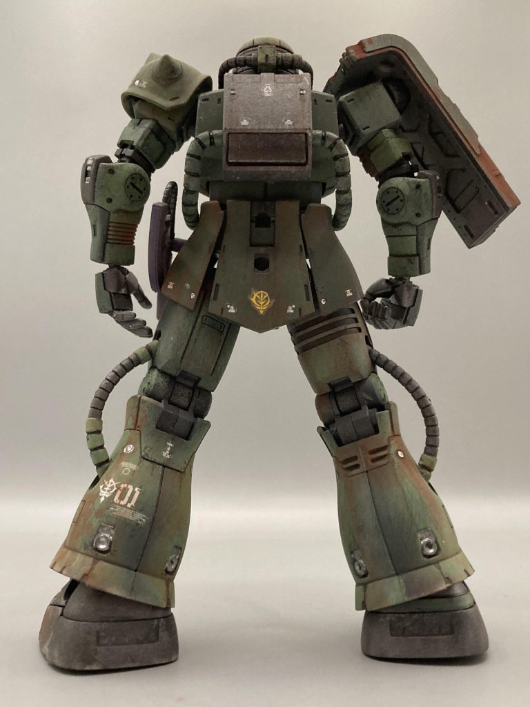 リア画像。キットにはないガンダムデカールのジオン系から一部ジオノグラフィを意識した貼り付け。マークソフターとデカールのり、ウェザリングカラー&マスターで塩梅を考えながら仕上げ。