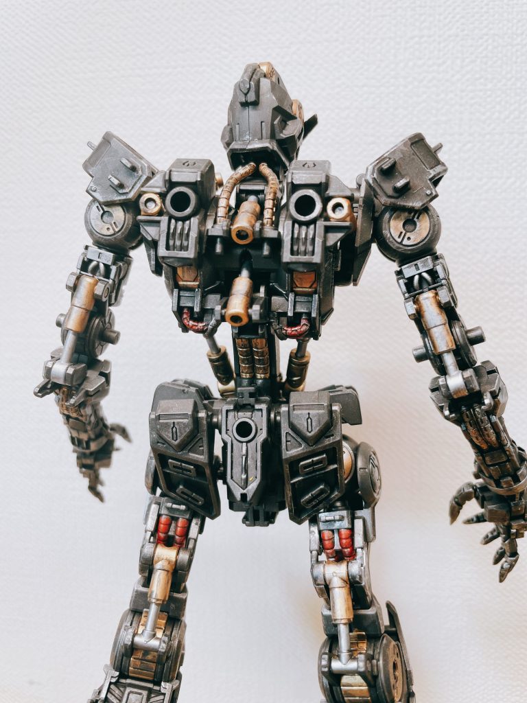 気づけばゴールドばかりで塗ってしまってましたが、墨入れの時にゴールドが落ちてしまい、結果ギラギラ感は減って落ち着いた気がします。