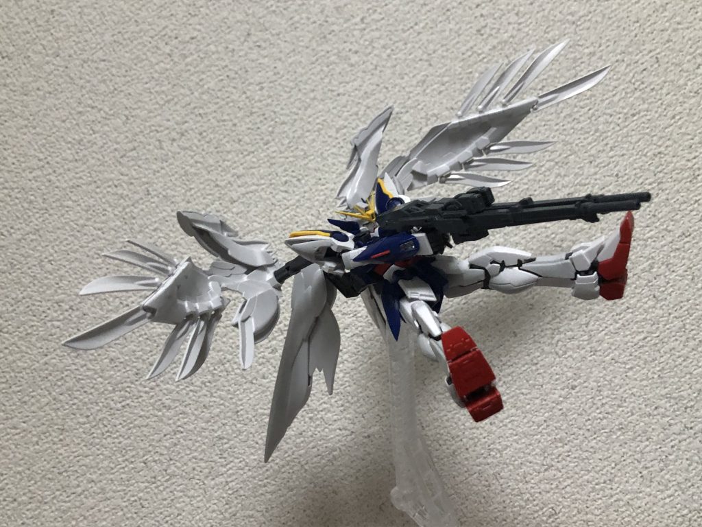 ここからポージング。ちゃんとバスターライフル保持できます。やったぜ()。昔旧MGのウィングゼロ組んだことある身としては、やっぱこの点は1番嬉しいところですね。可動範囲は程よく良く、シンプルなポーズならカッコよく決まる感じ。ただまぁ、ここがアドヴァンスMSジョイントの欠点といいますか、緩い、とにかく緩い。というかなんかこうすごく頼りないんですよねポーズ取らすのも。手首はともかく関節が緩すぎて、プラモ特有のガシガシ感がなく、どっちかというとヌルヌル動くのがなんか頼りない。νガンダムとかゴッドガンダムの感じに慣れてしまってるのもあるでしょうけど、個人的にはブンドドには向いてないなぁと思いますね。