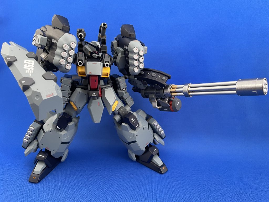 ミサイル撃ち切り後の戦闘能力を担保するため、メインウェポンには装弾数を重視したヘビーガトリングを装備。シールドは手持ち装備に改造。