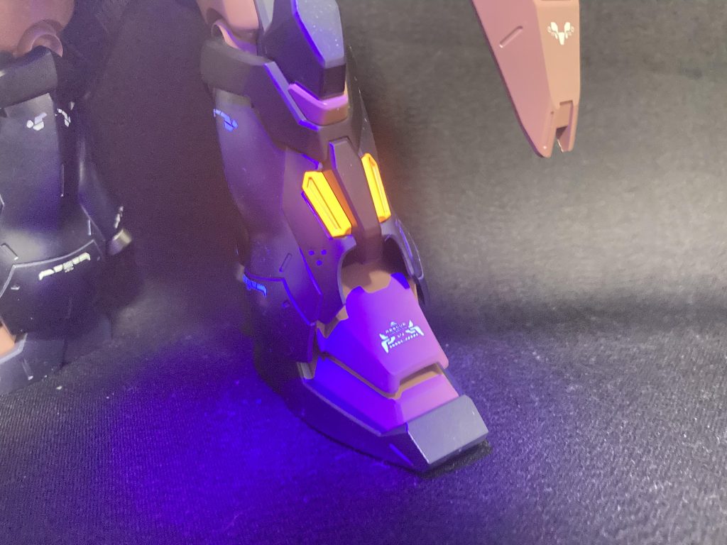 蛍光塗料、デカールのところは！ブラックライトで発光します。このデカール最近いろんな種類が出て来て、使いやすくてお気に入りです