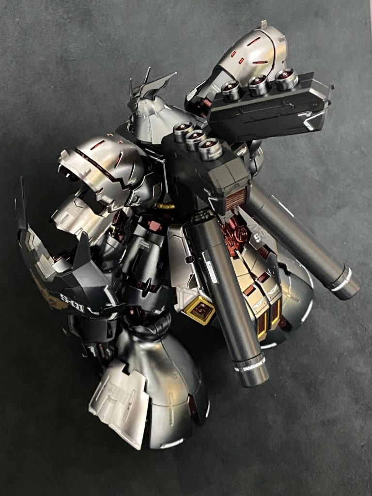 今更ですがシルバーが２色なの分かります？基本の赤にはムーンパールで銀色赤2的なパーツにはフレームシルバー2どちらもとてもヨキカナ色ですな♪ファンネルは全部塗り分けたのにしまいっぱなし