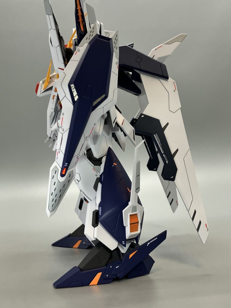 オレンジ部分はマスキングでの塗り分け、赤色はハセガワの蛍光レッドデカール使用。