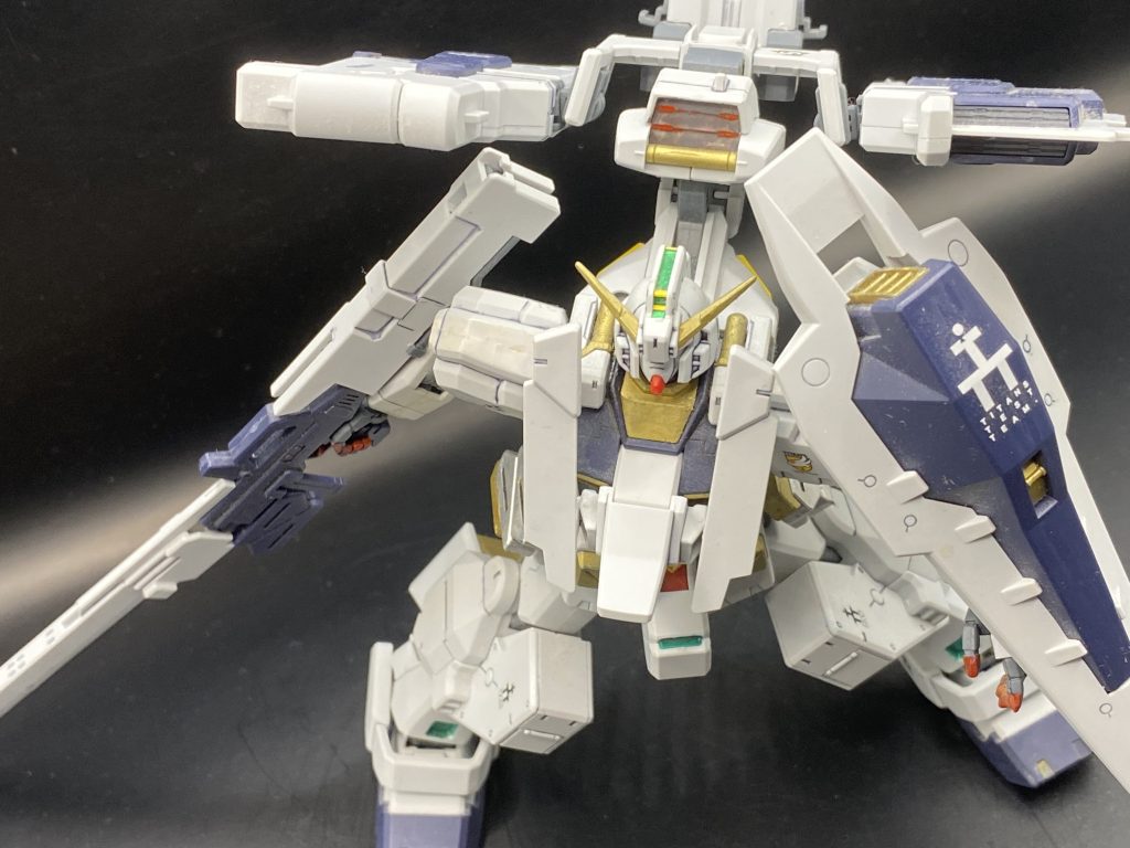 ロングブレードライフルを構えて突撃しているような印象のポーズで！背負いもののおかげで前傾姿勢はある程度安定します