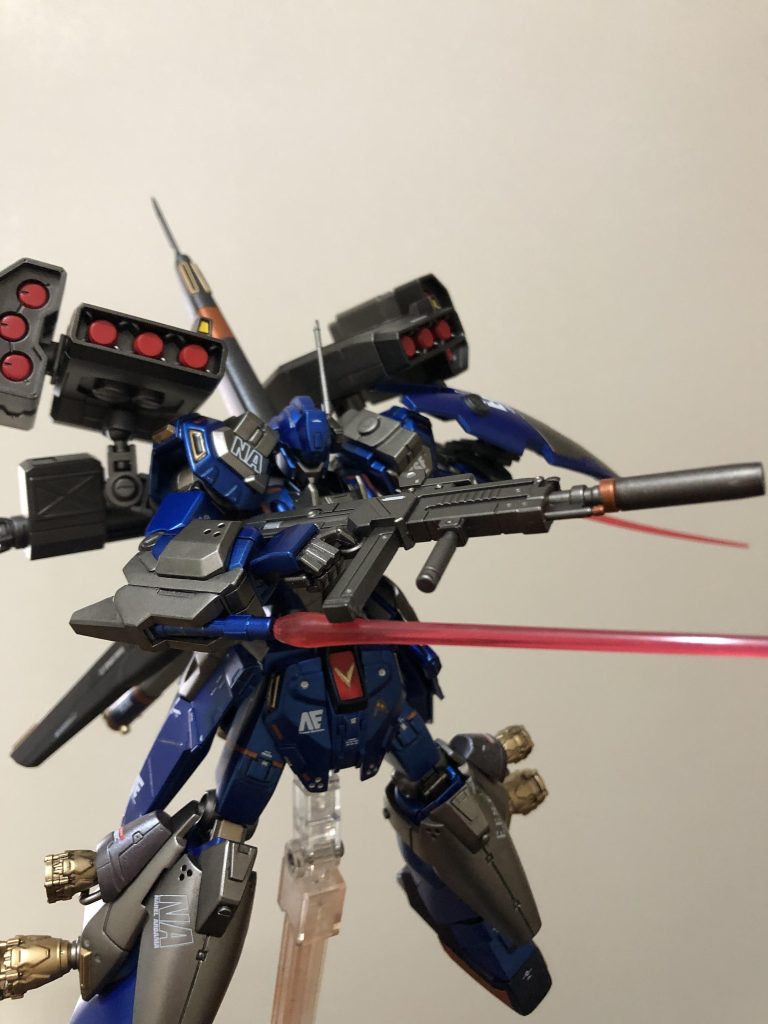 サーベルをトンファー形式にして抜刀時間をほぼゼロに短縮。サーベルはRGフリーダムのジャンクから引用加工。