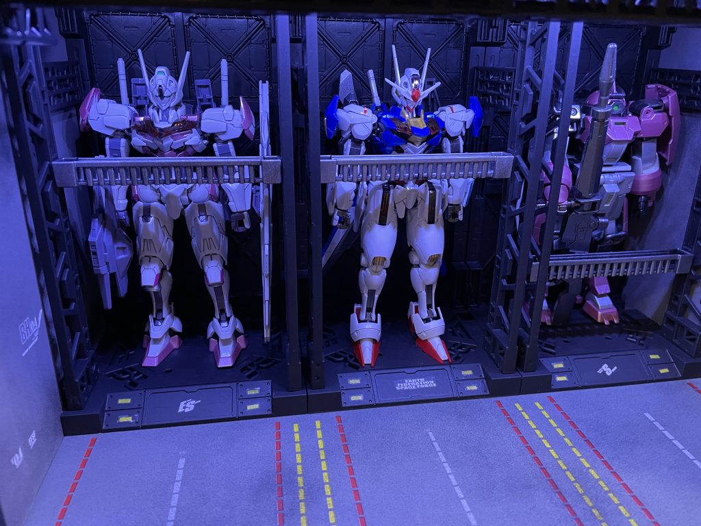 床面や壁面、天井にウェザリングと艶消し、床面LED配置は大変なのでシールで情報量追加してます。光が透けないよう外側は黒く塗装し光漏れする箇所はしっかり埋めています