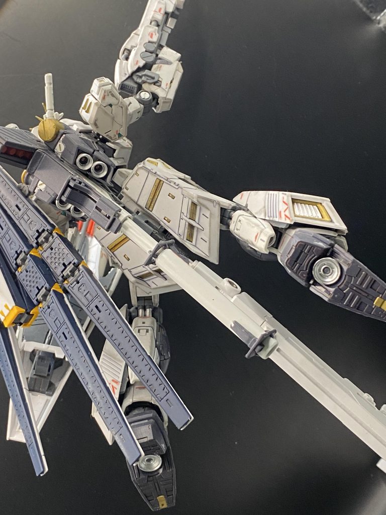 足裏のバーニアももちろん塗装。νガンダム、HWSで出るぞ！