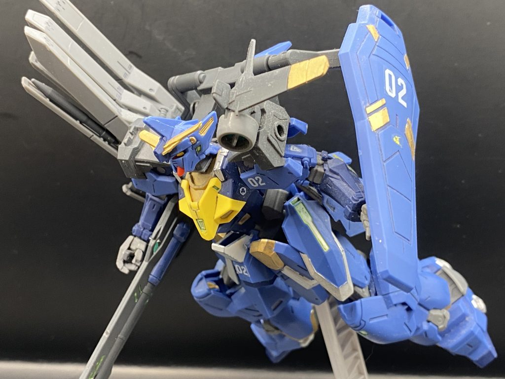 前傾姿勢になりながらミサイルランチャー発射のようなポージングミサイルランチャーやシールドがバックパックで接続してるのである程度自由に動かせて小回りも聞くようになってます。