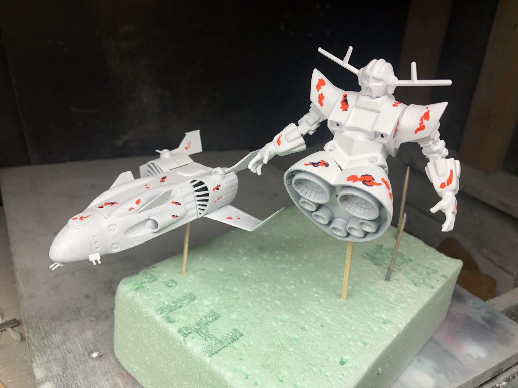 制作途中。真っ白にした後、ニシキゴイが来るであろうところに赤と黒で模様→マスキングテープを鯉の形に切り出し貼り、その後金→マスキング→黒、で仕上げています。