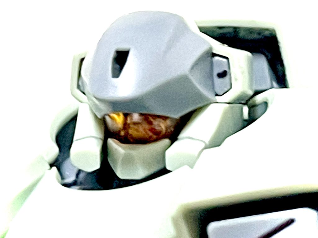 ◆顔アップ。バイザーの下のセンサーにシルバーとレッドで塗装を施しています。