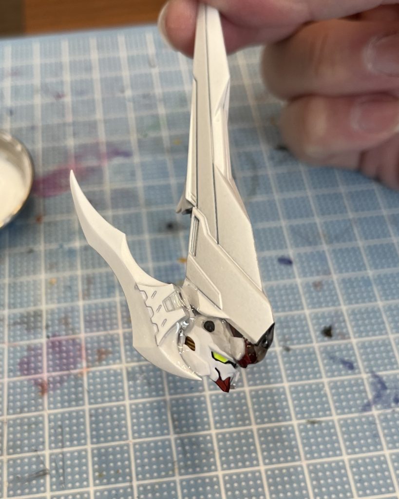 頭部はコトブキヤのMSG轟槍鬼十字とアストレイのタクティカルアームズをUVレジンで繋いでいます。