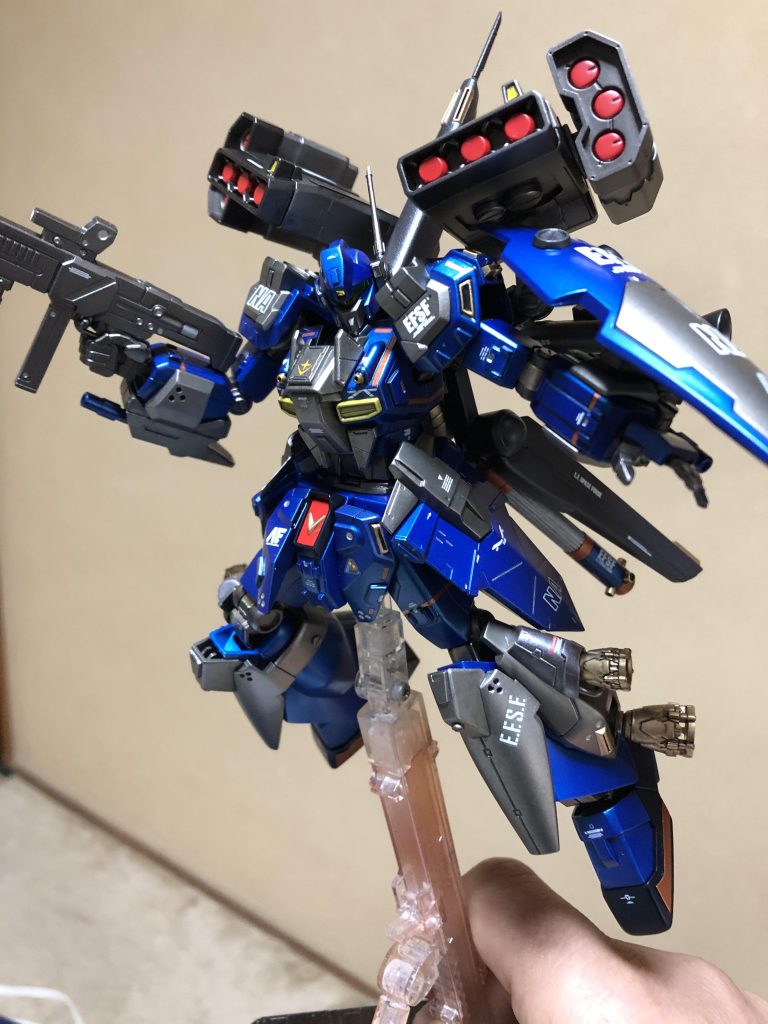 全身に渡ってクレオス、ウェザリングカラーマルチブラックで汚してありますが、濃いブルーなのでイマイチ分かりません。😥