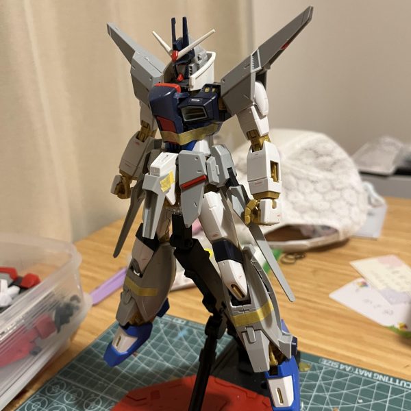 レジェンドガンダムのMG改修をしています。前回はフリーダムのフレームでしたが、今回はストライクフリーダムのものを使っています。（2枚目）