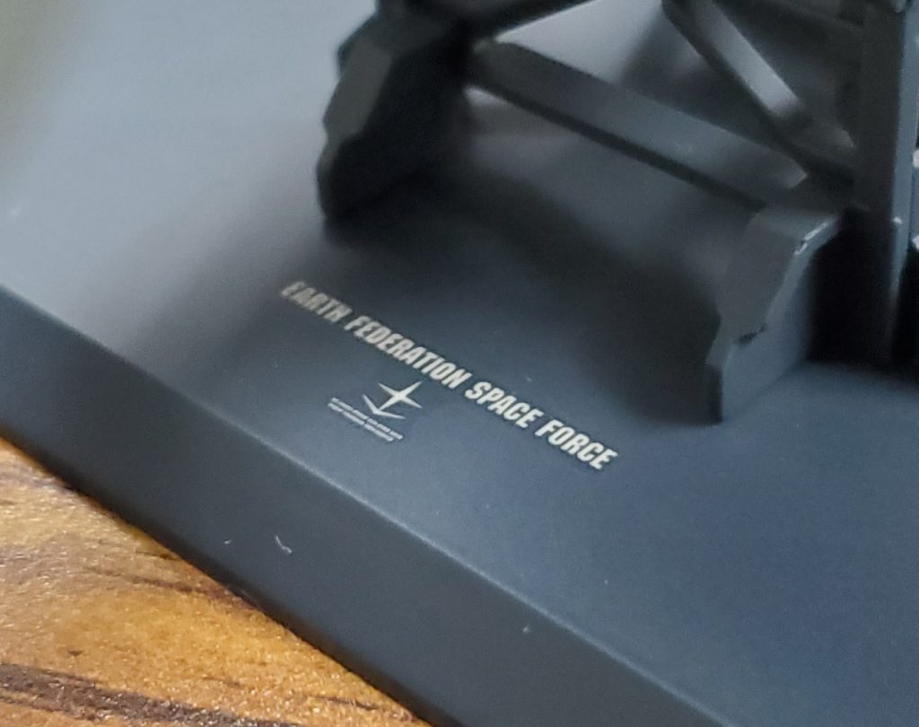 台座には余ったデカールを貼りました。