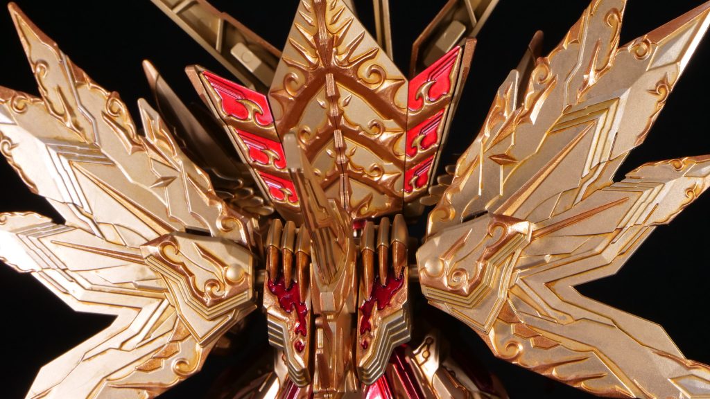 墨入れなどはシタデルカラーのシェイドでセラフィムセピアを使ってます。下地を生かしたコントラストに自然なディティールラインを作ってくれるのでゴールド系には多々違っています。