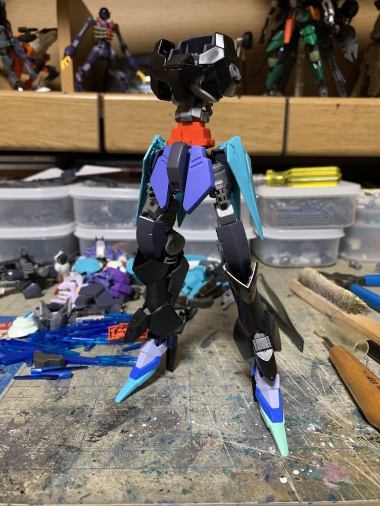 下半身から構成を固めていきます。この段階でガ系のパーツを使っていく事を決めました。