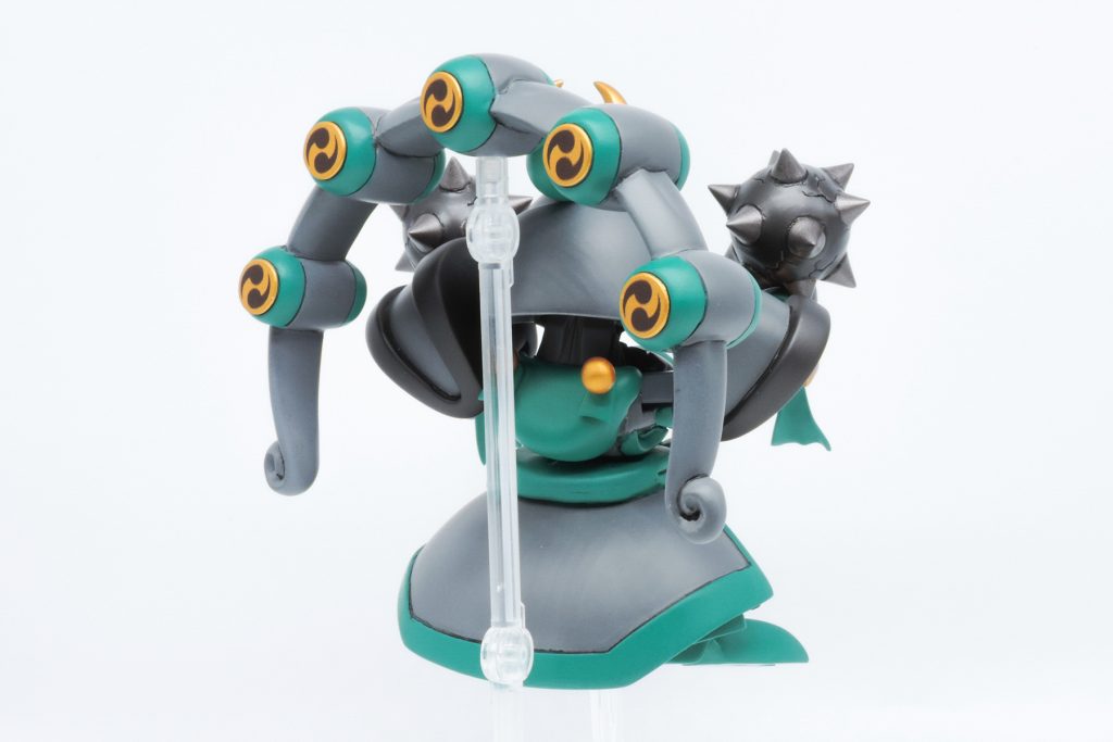 飛んでるような設定画を再現したポーズ。 イラストでは腕が肩にめり込んでるような形なので、延長パーツで再現しています。 また、スカートも飛んでる様に広がっているので、このポーズ用のスカートを制作しています。