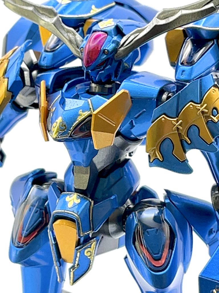 頭部の角、両肩の装飾はSDWヒーローズのロビンフッドAGE2より。だいぶシルエット変わったように見えてほとんど素組みのままです☺