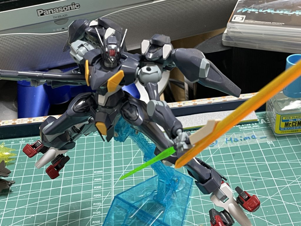 エルフブルックの脚サーベルとファラクトのサーベルを溶着。これにより本体の割に長さが足りないファラクトのサーベルが超絶好みのゲテモノソードに!!