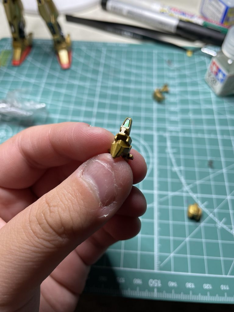 頭部のセンサーをガンマカのメタグリーンで筆塗りして、上からレジンを流してアレンジを加えてます!なかなかにいい具合に^_^