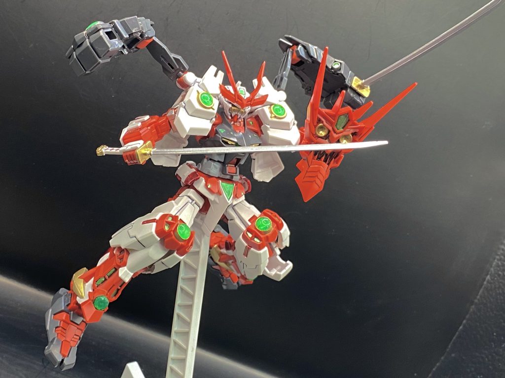 甲冑の大袖のような装甲かと思えば実は隠し腕として可動可能なギミックは驚きました！