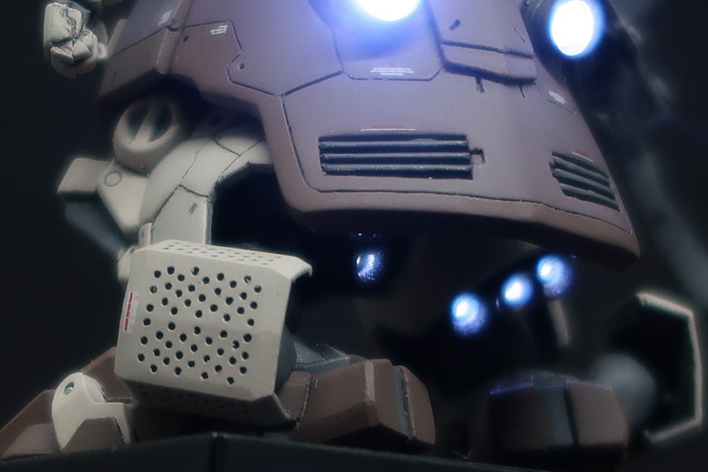 細部。足の側面の板は片側100個の穴をドリルで開けたプラ板を組み合わせて作っています。また尻スカートも大部分がプラ板製で、ルーバーもスクラッチです。