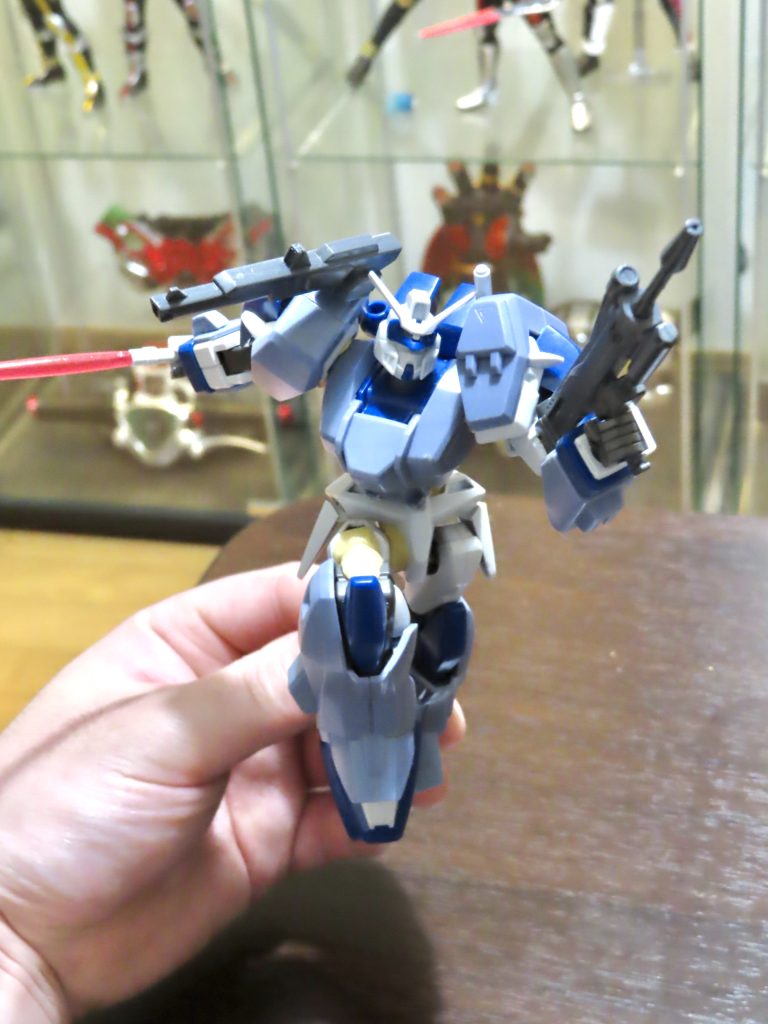 エポパテで仮固定。腰の捻り、右足の上げ方、肩の角度、目線にこだわりました。