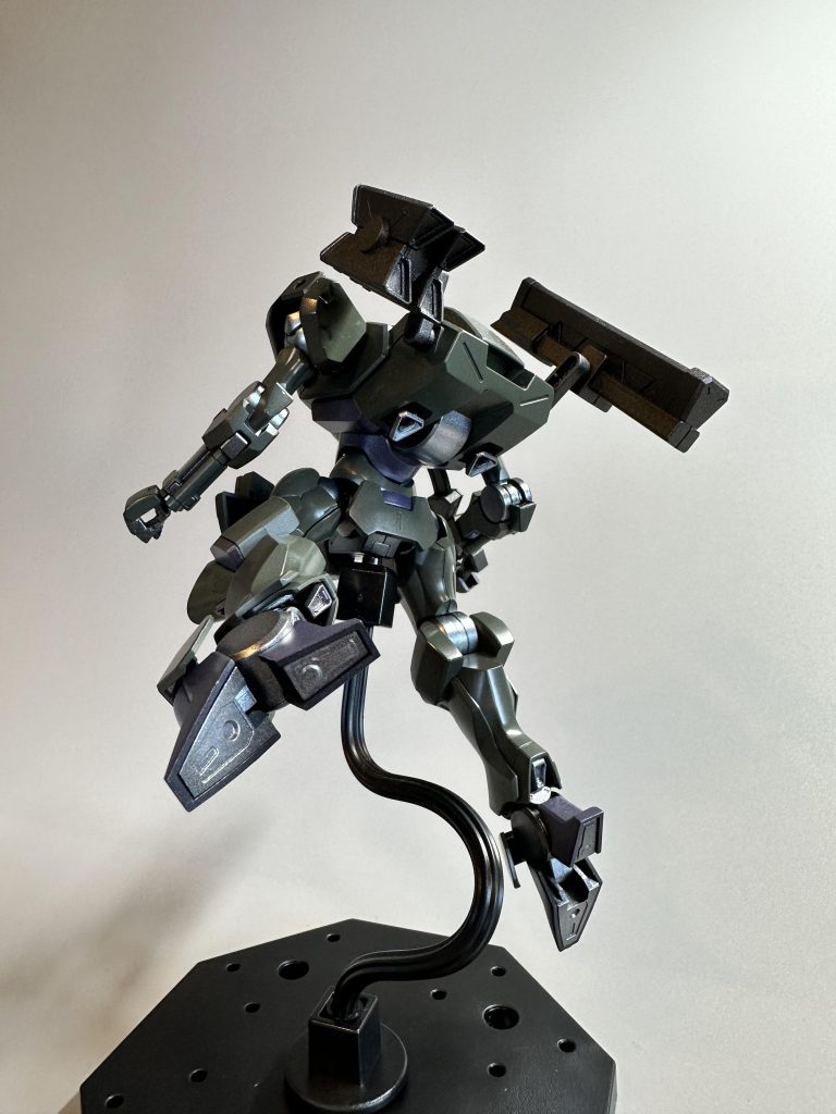 バックからのシルエットが綺麗なMS