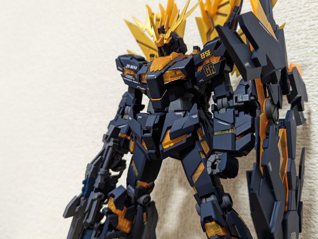 少し前のカットということもあり、ポージングがなかなか厳しかったのと、シールドが重みに耐えられなくてダレるので接着しましたが、結局はこれで飾ろうかと！