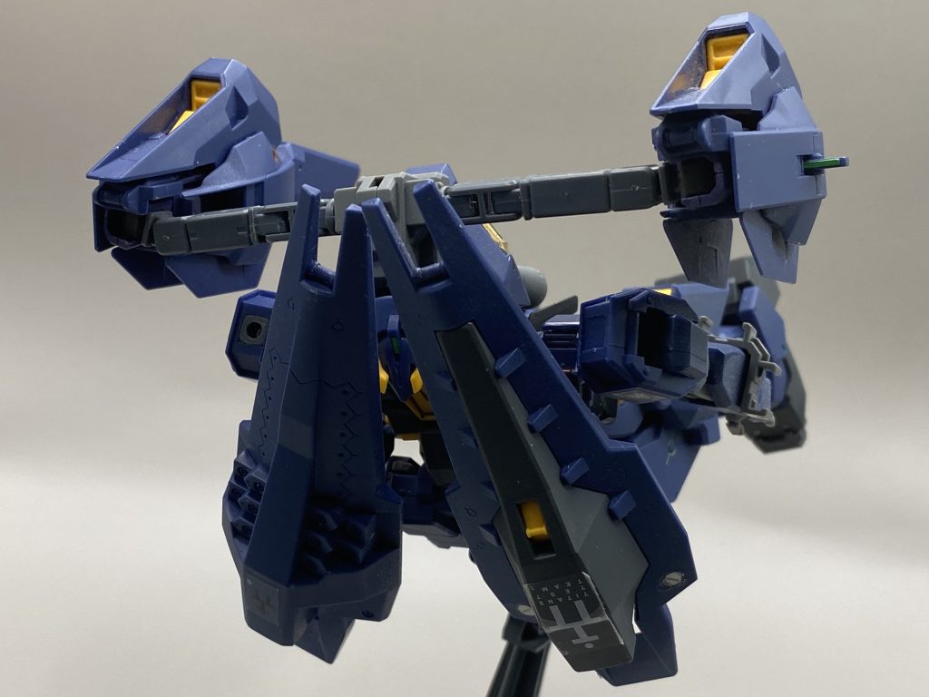 肩部のハードポイントにシールドブースターを装備した高機動型従来の高機動型と違い両腕が空くので武装を持って攻撃することも可能