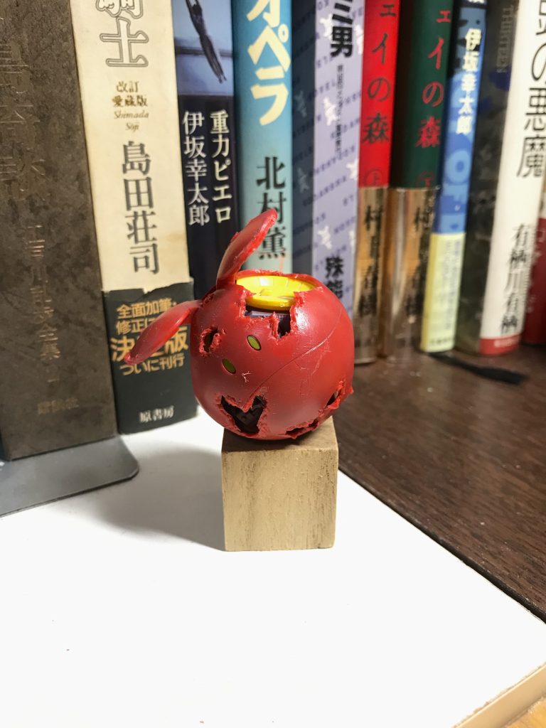 　まずはニッパーとラジオペンチで適当に穴を開けたり、めくりあげたりします。溶剤やセメントを塗って少し溶かすとやりやすい。実際の錆の写真を見ながら(一応考えながら)やりました。