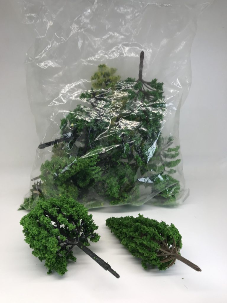 まだまだ物足りないという方は鉄道模型用の木を購入しましょうものによりますが、一本あたり50円程度でそこそこのクオリティです私がAmazonで購入したヤツは40本で1500円くらいだった記憶