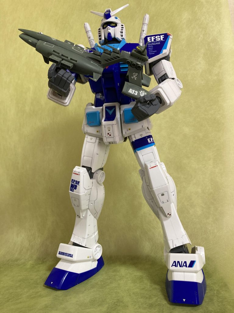 今日は五月五日のこどもの日おとうさん、おかあさんからプレゼントのラジコンムサイを抱えてにっこり♪「おとうさん、おかあさん、ありがとう！」