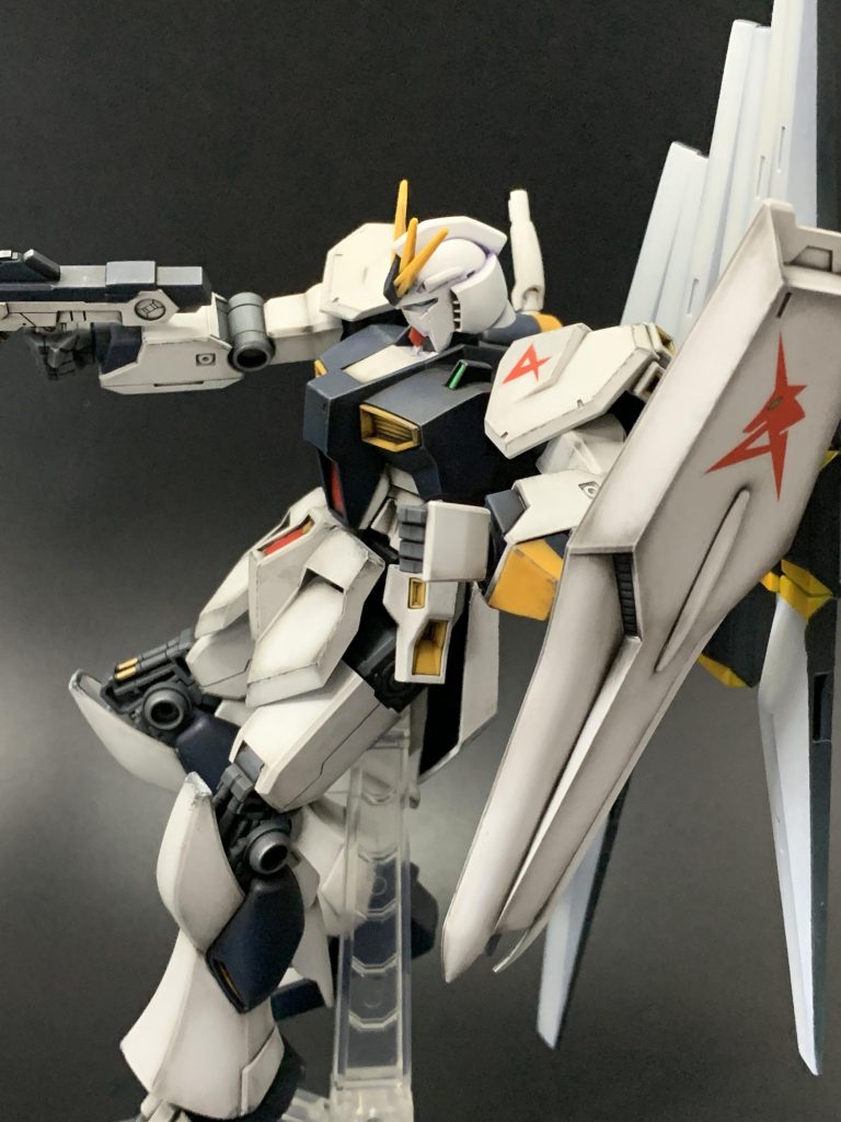 νガンダムはエントリーグレードを使用。リアルタッチマーカーでグラデーション風に汚した成形色仕上げです。