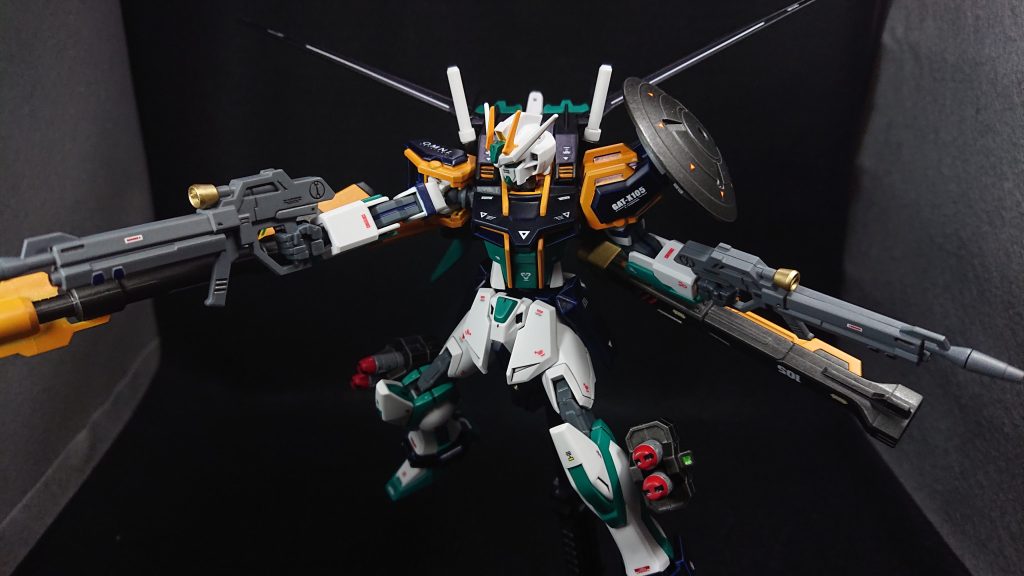 今回のお気に入りポイントは“機体カラー”ですエメラルドグリーンに負けないようにブリリアントオレンジを採用２つの色がケンカしないように濃い目の落ち着いた色が欲しかったのでダークブルーを入れてみました機体が出来上がってみると上下で色が割れてしまったような気がしたので武装をブリリアントオレンジに、バックパックをエメラルドグリーンにして色の境界線をぼやかす様にしてみましたこれまでは砲撃機と言えば緑という縛りが出来ていたのですが、今回のでその縛りを払拭できたような気がしますでは、最後までご覧いただきありがとうございました