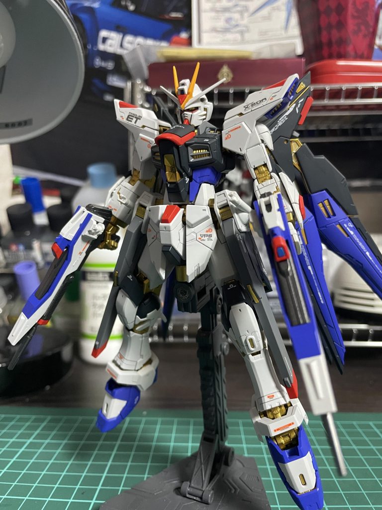 ストライクフリーダムはやっぱりかっこいいですね！HGCEのストフリは顔があんまり好みじゃないのでRGにしました。