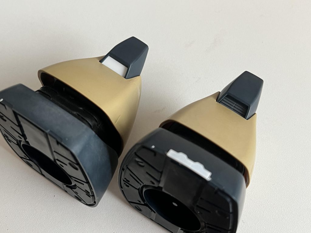 膝のダクトビフォーアフター。キットのままだとダクトらしいディティールのど真ん中に合わせ目が来るが、これを全て削って膝の黒いパーツを上から嵌め込む様にしてはさんで取り付けられる様にした。