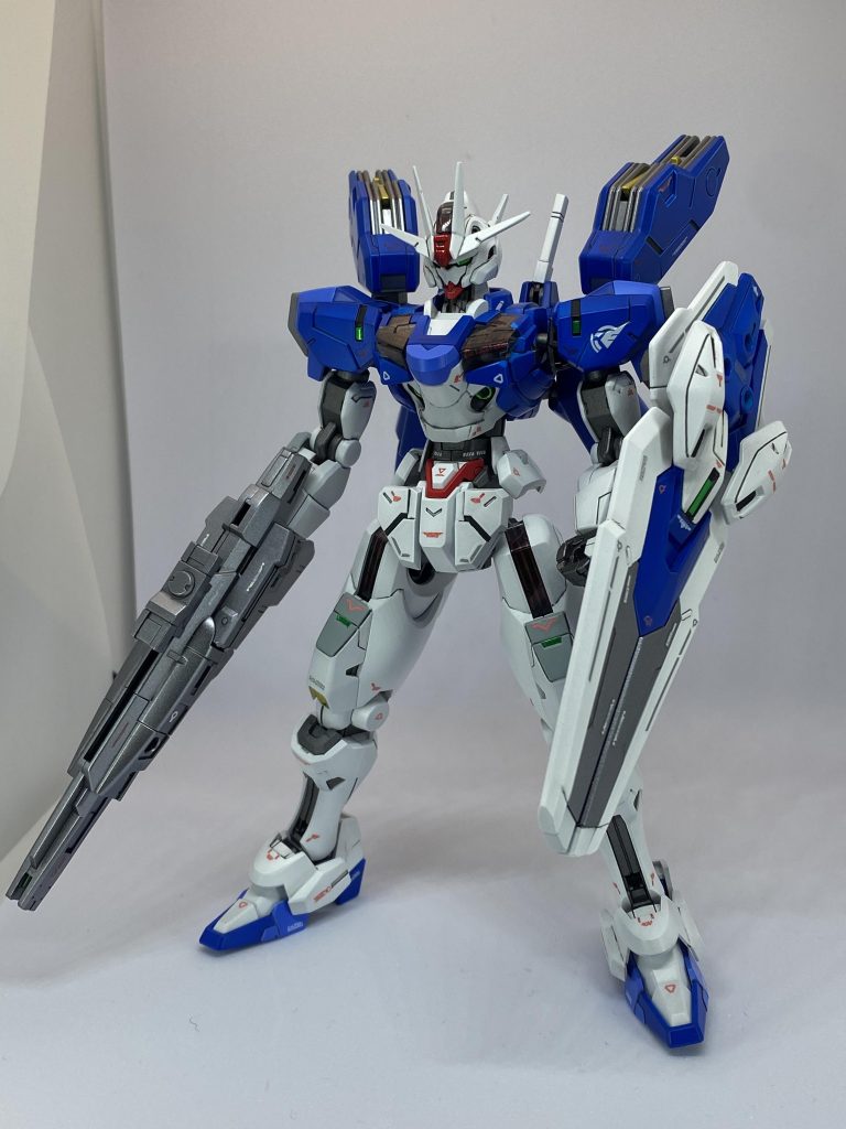 下手くそですが全塗装しました。青の部分は2色(タミヤ :ピュアブルーと、旧エアリアル制作時調色した青)を使用して塗り分け、白(クレオス :クールホワイト)の部分は一部にグレー(クレオス :エアクラフトグレー)を足しています。フレーム部分はガイア:エヴァサフ ガンメタ武器、バーニア等はガイア:フレームメタリック2で塗装しました。