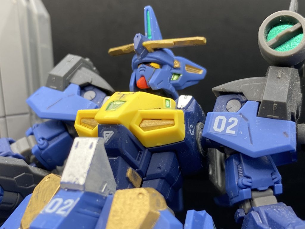 部分塗装は個人的にゴールドにしたい箇所に他にはシルバー入れたりメタリックグリーン入れたりしました。色が単調になりがちなので各部にアクセントを加えるようにしました。自分の手持ちだと青い機体はコイツですね。