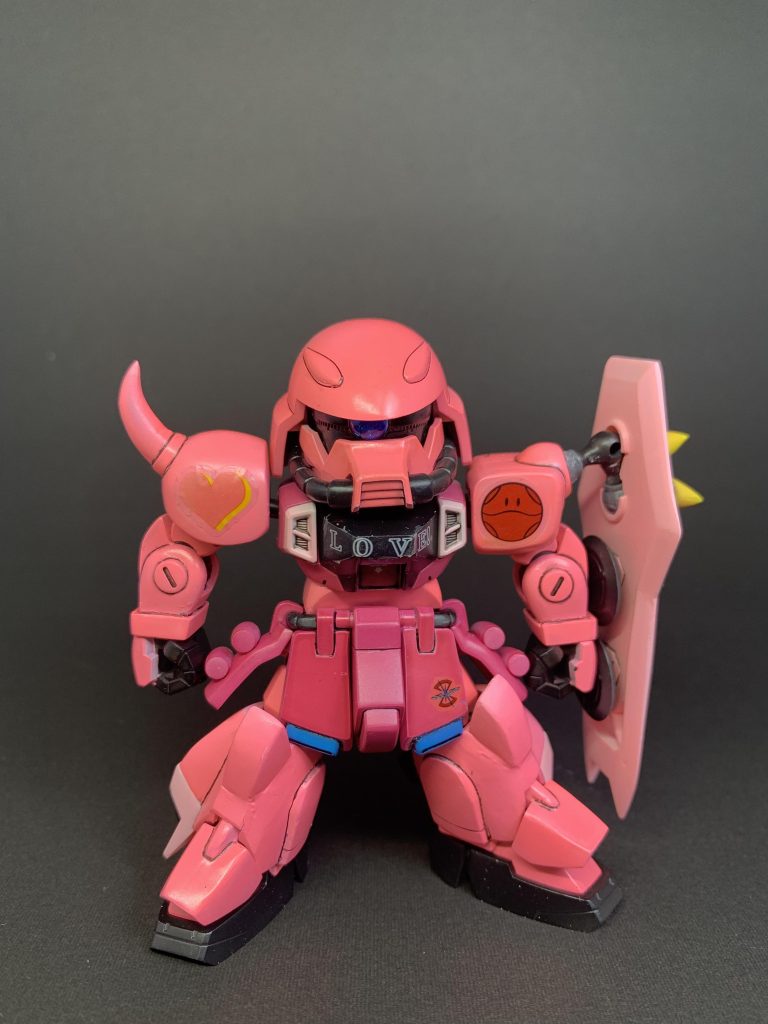 正面。モノアイはラピテープを下に敷いて、その上からクリアレジンを入れました。フロント、リアのスカートが若干長かったので、2ミリ程短縮してます。右肩のハートマークがシワになってしまったのは反省点ですね😑