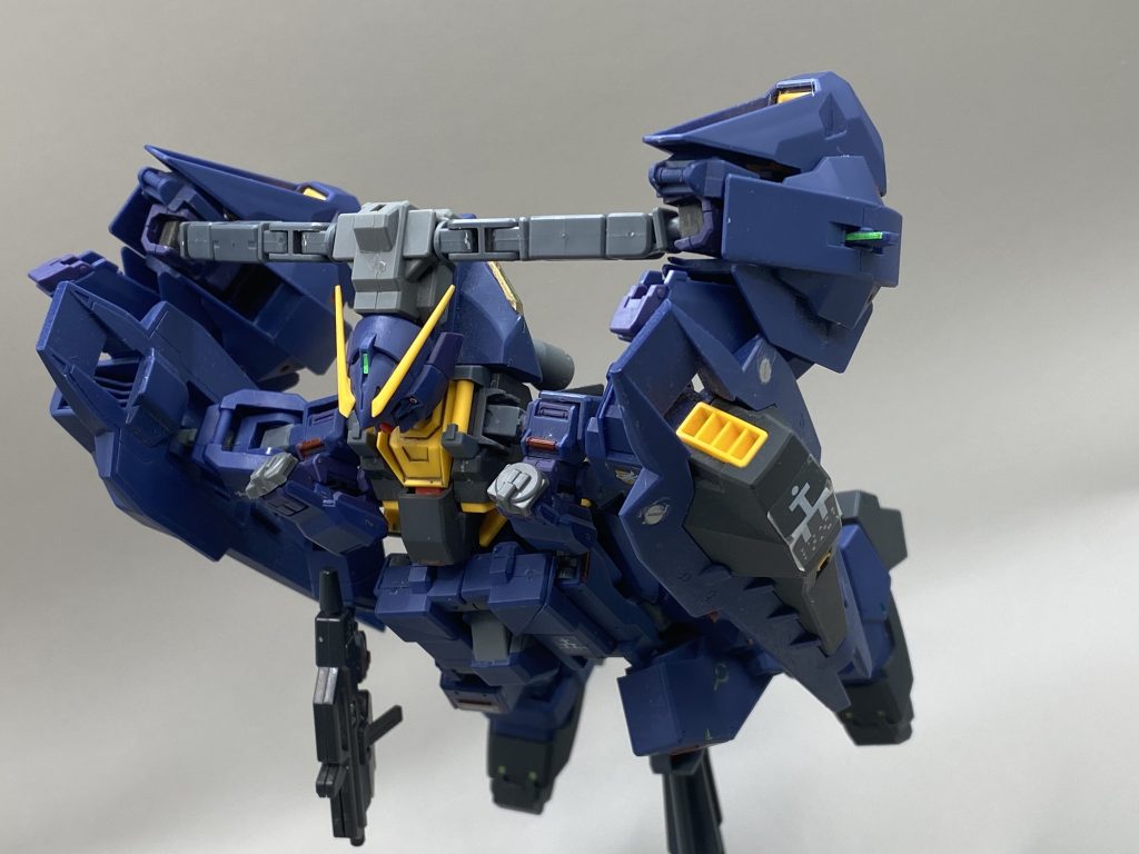 背部のフレキシブルブースターキャノンは自由に稼働するので巡航時は上記のような形にすることが可能です。