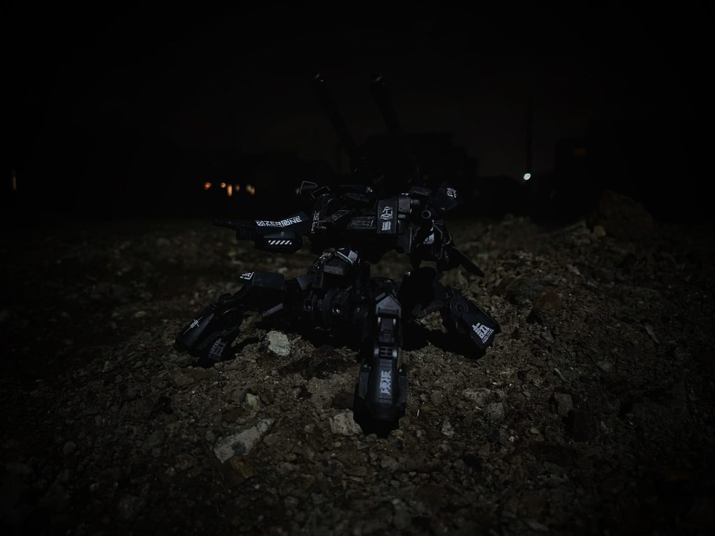 Twitterで見かけた四脚グレイズ、それはもうカッコよくてカッコよくて.....技術も知識もない.....せや!真似したろ!のノリで手を付けたは良いものの、なかなかどうしてレシピ通りに作ってた筈なのに本家には遠く及ばない.....なら!とデカールを貼り貼り。今回も中央町戦術工芸様のデカールかいてんちょっぷ様の(架空の)企業ロゴデカールAI云々の設定は同架空企業のアイスバーグ・ラボラトリーからお借りしました。本来は機械少女の戦闘AI開発養成機関らしいのですが.....カッコいいロゴと企業姿勢に惹かれました。グレイズ二体をミキシング、武装はコマンドウルフから貰いました。前回のザウォートで味を占めたのか、今回もガンメタで塗装しました。今回も僕にしてはよく出来た方だと自負してます。超高校級の不器用なので...どうやら僕は使い物にならない設計の新兵器、というのが好きなのだと今回改めて自覚しました。次作るのも実用性皆無のロマンMSにしようかなー!ここまでお読みいただきありがとうございます。いかんせん全てにおいて素人なので、設定や構成、プラモへのアドバイス等はやんわりと頂けると嬉しいです。