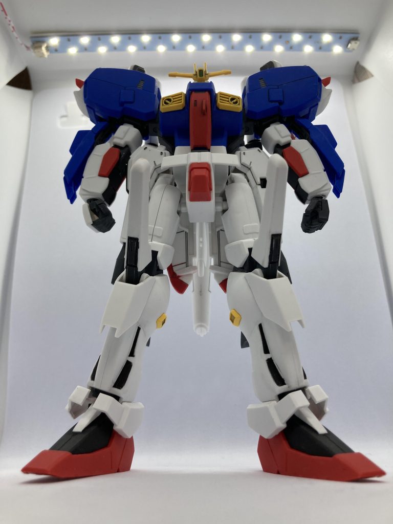 格納庫の中で下から見上げるイメージ、、、