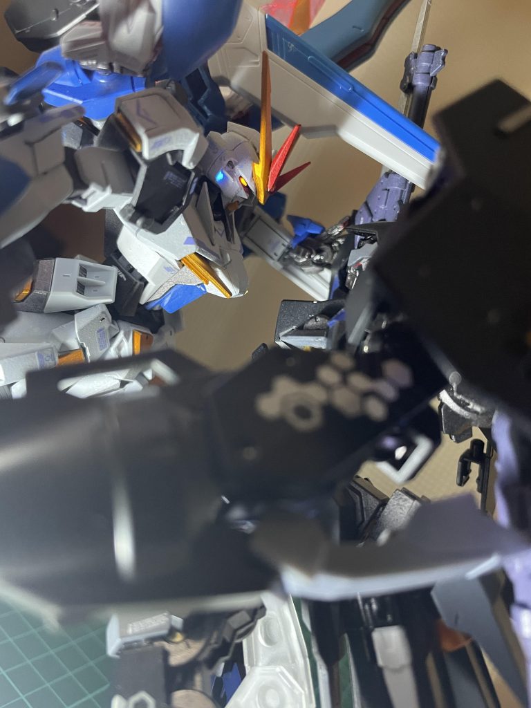 シュヴァルべオーバーカスタムと対決！！激しくぶつかり合う両者