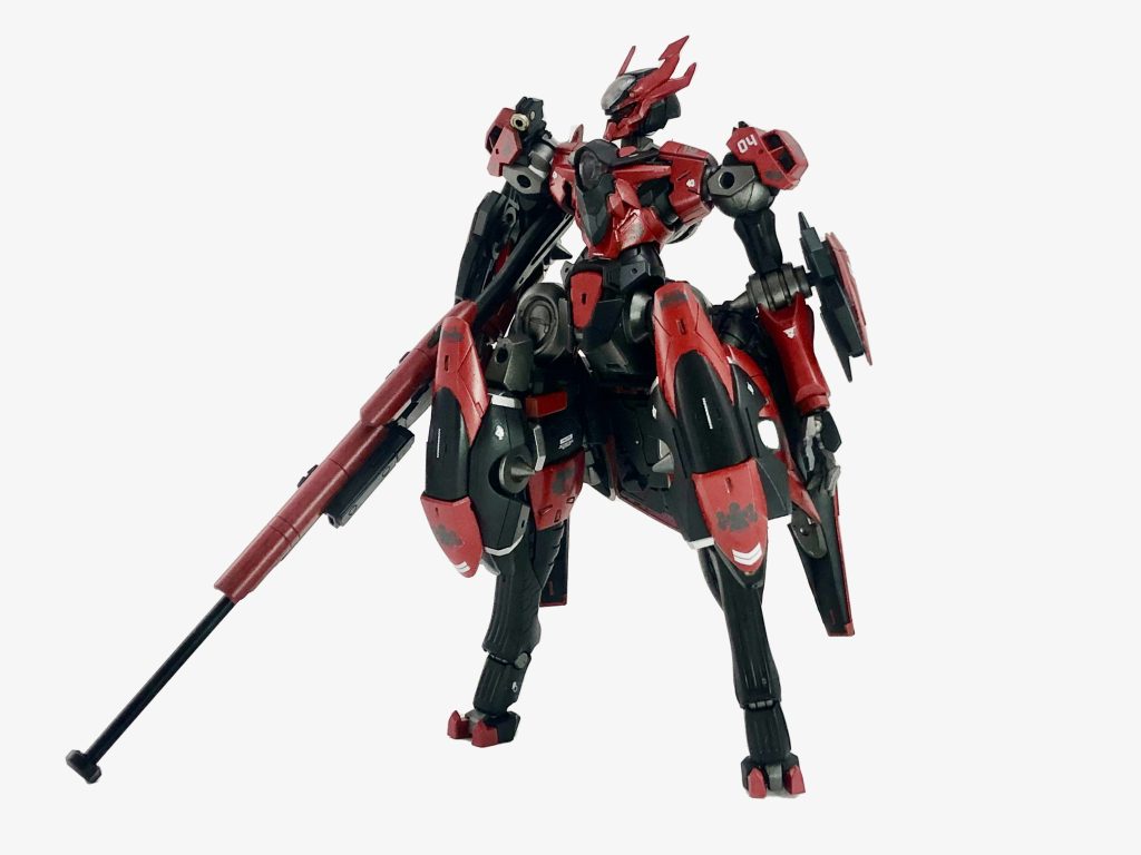 正面バックパックの装備を脚部に集中させたことで、全体的なシルエットを変更し、印象を変える改造と電飾加工を行いました。複数の専用武装を追加し、より実戦に特化したカスタマイズを行いました。